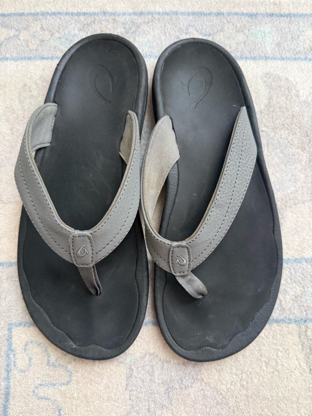 OluKai Men's Black Footbed Gray Straps Flip Flops